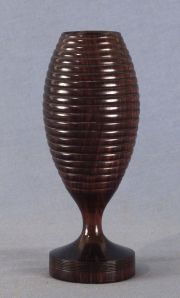 Copa de madera tallada, de forma ovoide con ornamentacin de molduras. Alto: 18 cm. Colec. Jacques Barn Supervielle.