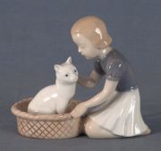 Nia con gato, porcelana dinamarquesa
