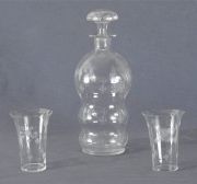Piezas botellon y 3 vasos, con decoracin palos de naipe, firmado
