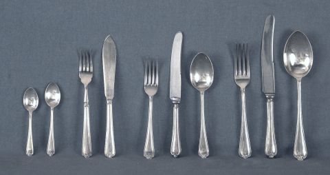 Juego de cubiertos metal plateado ingls. Comp.: 12 cuchillos de mesa, 12 tenedores y 12 cucharas;
