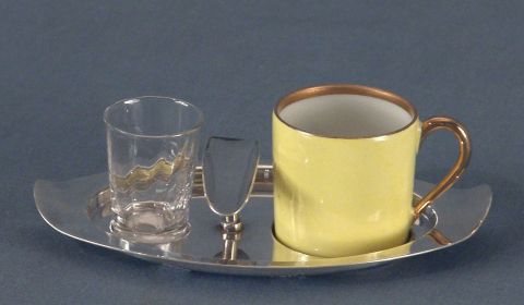 Tres tazas de caf c/apoya habanos y vaso de licor, de porcelana y metal plateado y vidrio.