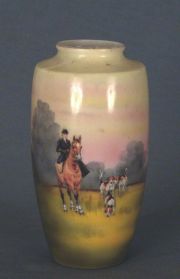 Vaso porcelana alemana, decoracin con figura de caballo.
