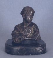 ANONIMO, Joven con cntaro, escultura de bronce patinada, base de mrmol negro.