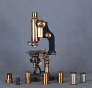 Microscopio Francs antiguo, firmado Nachet, Pars. Con implementos en caja de madera.