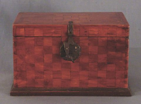 Caja de madera con marquetera.