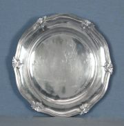Fuente circular con decoracin de vid.