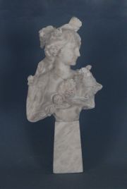 Busto de mujer, escultura en alabastro, con base de mrmol