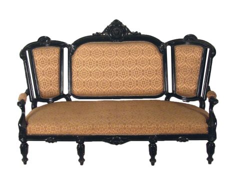 Sofa estilo colonial, tres cuerpos, apoya brazo con averas.