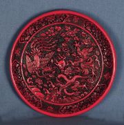 Plato en laca roja de Pekin, con dragn y ave fenix