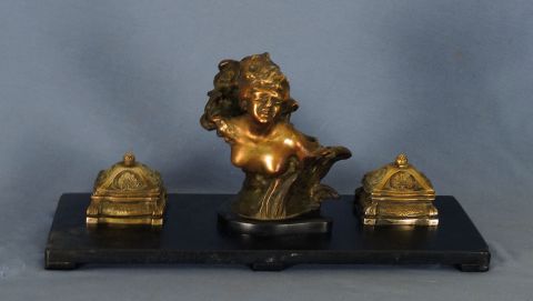 Parenti, Escribana con busto femenino, bronce