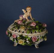 Caja circular de porcelana de Nymphembourg calada, con rosas y flores, tapa con angelitos, peq. averas