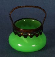 Pequeo balde de opalina verde con asa de bronce (11)