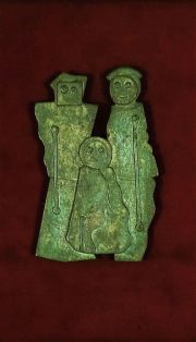 BADII, Libero. La familia, escultura de bronce, con ptina verde s/ pao rojo, al pie chapa