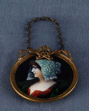 Busto femenino, medalln circular de esmalte (al dorso etiqueta Sothebys )