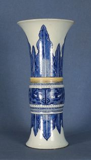 Vaso KU porcelana azul y blanca. China, dinasta T sing, banda media c dec. de ojos rasgados, restauraciones y averas