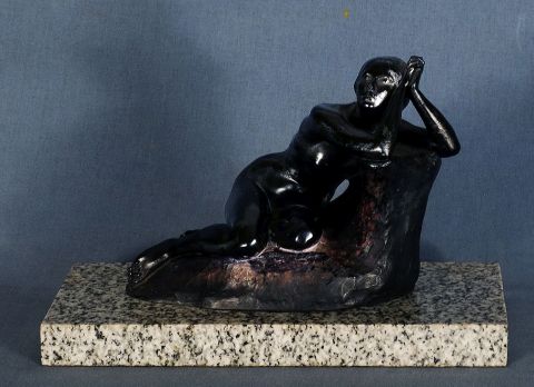 KOWALCZEWSKI 'Desnudo femenino recostado' figura cermica patinada. Frente 18 cm.