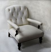 Sillon, tapizado en blanco capiton.