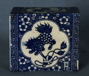 Vaso Chino azul con len de Fo porcelana cuadrangular calada.