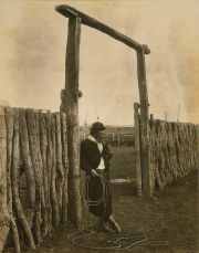 Ayerza, F. 'Con el mate se agarraba' fotografa gran formato 58 x 48 cm. Circa 1900. Representa a un gaucho tomando mate