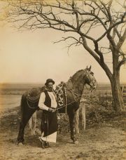 Ayerza, F. 'Su pingo es la salvacin' fotografa gran formato 58 x 48 cm. C. 1900. Un gaucho parado junto a su caballo