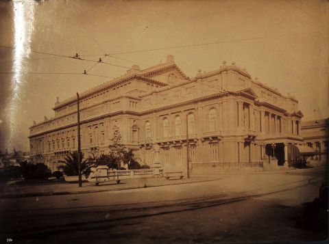 Fotografas: Calle Rivadavia por Moody, Teatro Coln, Moody; y Florida y Charcas, impresin fotomecnica por E.Gonnet.