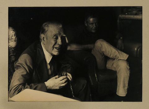 Jorge Luis Borges fotografa por Julie Mendez Ezcurra. 15 x 20 cm. Circa 1980. Al dorso sello de la autora.