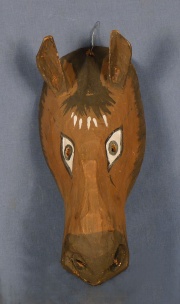 Mascara Chane, Caballo, de palo borracho, h: 33 cm. Realizada por el artesano Genaro Lopez, Hacia 1970