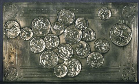 Placa repujada con decoracin de monedas en relieva.