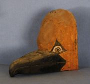 Mascara Chan, cabeza de ave con gran pico negro.