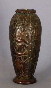 Lmpara de mesa, madera tallada con figuras indgeneas. Con Pantalla