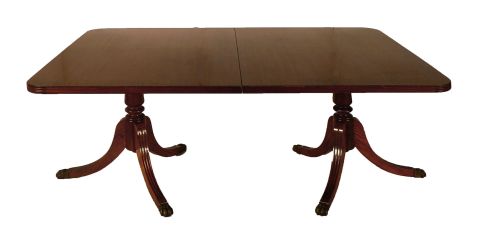Comedor estilo ingls, mesa con dos tablas, 10 silla tapizadas, una restaurada, tapizado gris floreado.