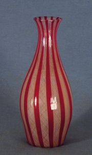 Vaso murano, decoracin bandas laticino rojo y blanco.