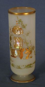 Vaso de opalina con decoracin oriental con aplicaciones de nacar, con estuche.