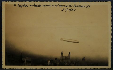 Fotografia del Zeppelin alemn sobre Buenos Aires, tomada por un aficionado el 2 de julio de 1934. Incluye el negativo o