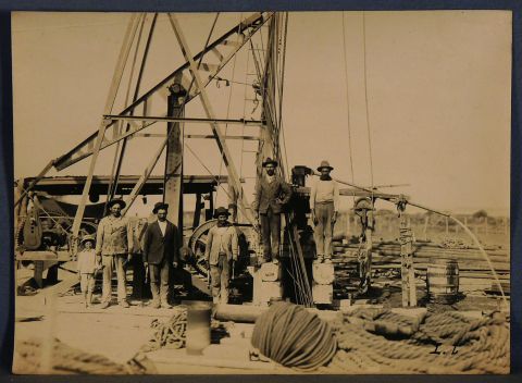 Fotografas de los Primeros pozos petroleros en Plaza Huincul. Neuquen, antes de YPF, entre 1918 y 1922. 6 Fotografias.