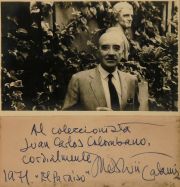 Foto Manuel Mujica Lainez, dedicada a  Juan C. Colombano. Ao 1971 'El Paraiso' 9 x 14 cm. Enmarcada.