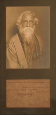 Rabindranath Tagore. Fotgrafo Graf y Kitzler. Con nota autografiada por Tagore, en un marco. Col. Juan C. Colombano