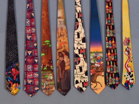 Lote de aprox. 115 corbatas y 13 moos. Pelculas - Disney - artistas - dibujos animados Coleccin Juan C. Colombano