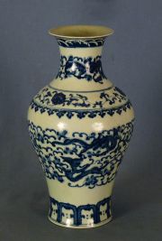 Vaso porcelana decoracin azul y blanco. Restaurado.