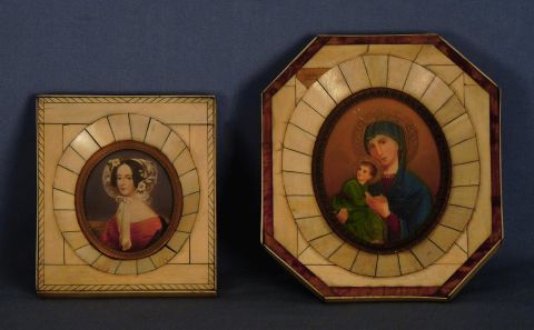 Miniaturas distintas Virgen con Nio y Mujer. 2 Piezas.
