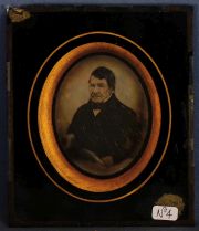Daguerrotipos: 'Retrato de hombre'.  de placa y 'Mujer con Capelina' estuche de baquelita; desperfectos. Circa 1850/60.