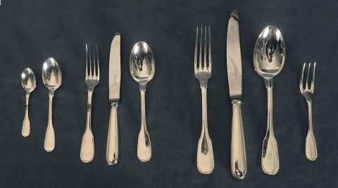 Jgo cubiertos metal plateado Christofle. Total 120 Pz../ 24 tenedores de mesa. 11 cuchillos, 12 cucharas, 10 cuchi