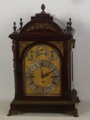 Importante reloj de mesa, caja de madera con aplicaciones de bronce y llaves, para la puertita y cuerda. Sonera del Big