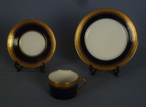 Juego de mesa, tazas y pocillos con plato de porcelana Limoges, borde con ancha guarda azul cobalto con dorado.21 tazas