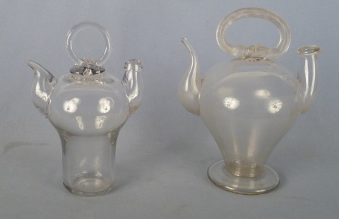 Dos tinajas vidrio traslucido con asa y picos (mediano y grande).