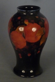 Vaso de porcelana sellada Moorcroft, modelo 'pomegranate' Firmado, sellado, numerado en la base