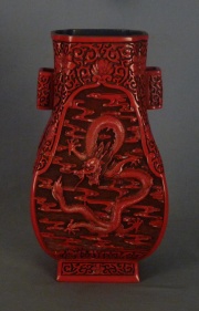 Vaso de laca china roja con decoracin dragn central