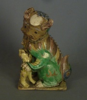 Teja china en cermica esmaltada,representa len o perro ,una madre con su cachorra