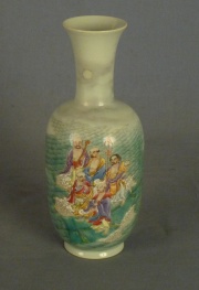 vaso de porcelana china con escena de inmortales, fdo turquesa, luna en el cuello