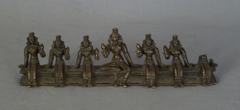 Bronze con varias figuras sentadas. India.